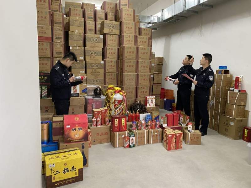 台州市涉案财物管理中心一处库房内，警方清点查获的“特供”假酒。 新华社记者马剑 摄