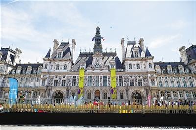 近日，巴黎奥运会相关庆祝和预热活动在巴黎市政厅前的广场上举行。葛兰·热尔沃摄