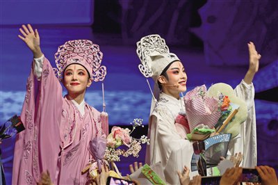 越剧《梁祝》在杭州蝴蝶剧院演出。图/世外笔源