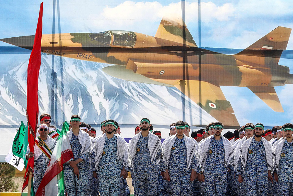 当地时间2024年4月17日，伊朗士兵在首都德黑兰举行的年度建军节仪式上参加阅兵式。
