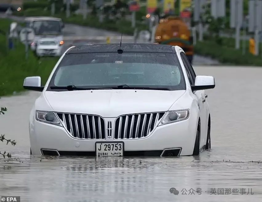 （被困在积水里的车）