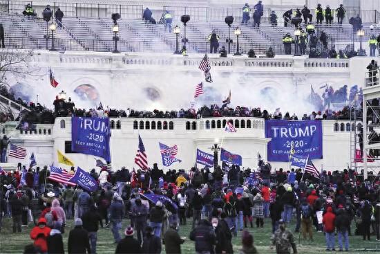 2021年1月6日，支持美国时任总统特朗普的示威者冲击国会大厦。图片来源 视觉中国