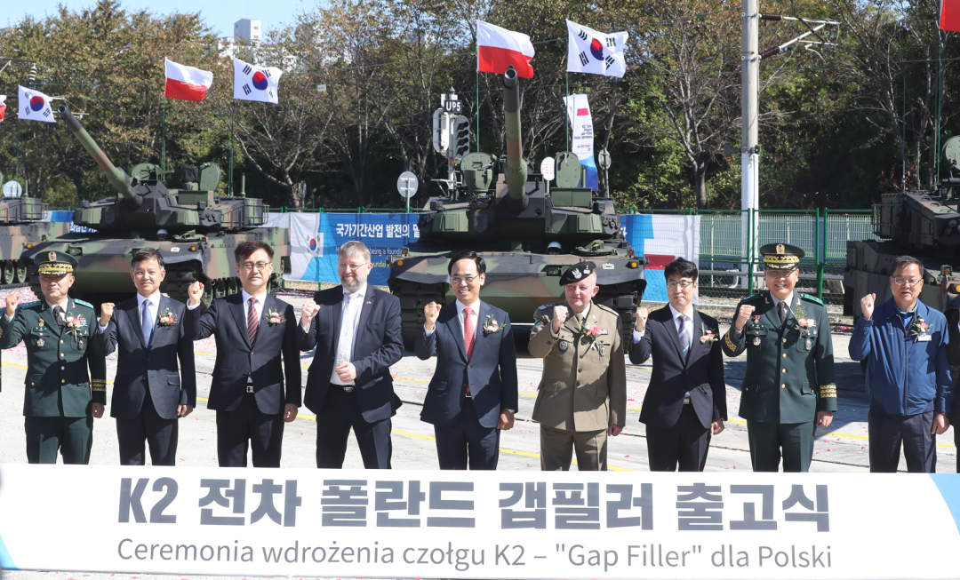 ▲资料图：韩国以及波兰官员在韩国现代罗特姆工厂举行K-2坦克出厂仪式。图/IC photo