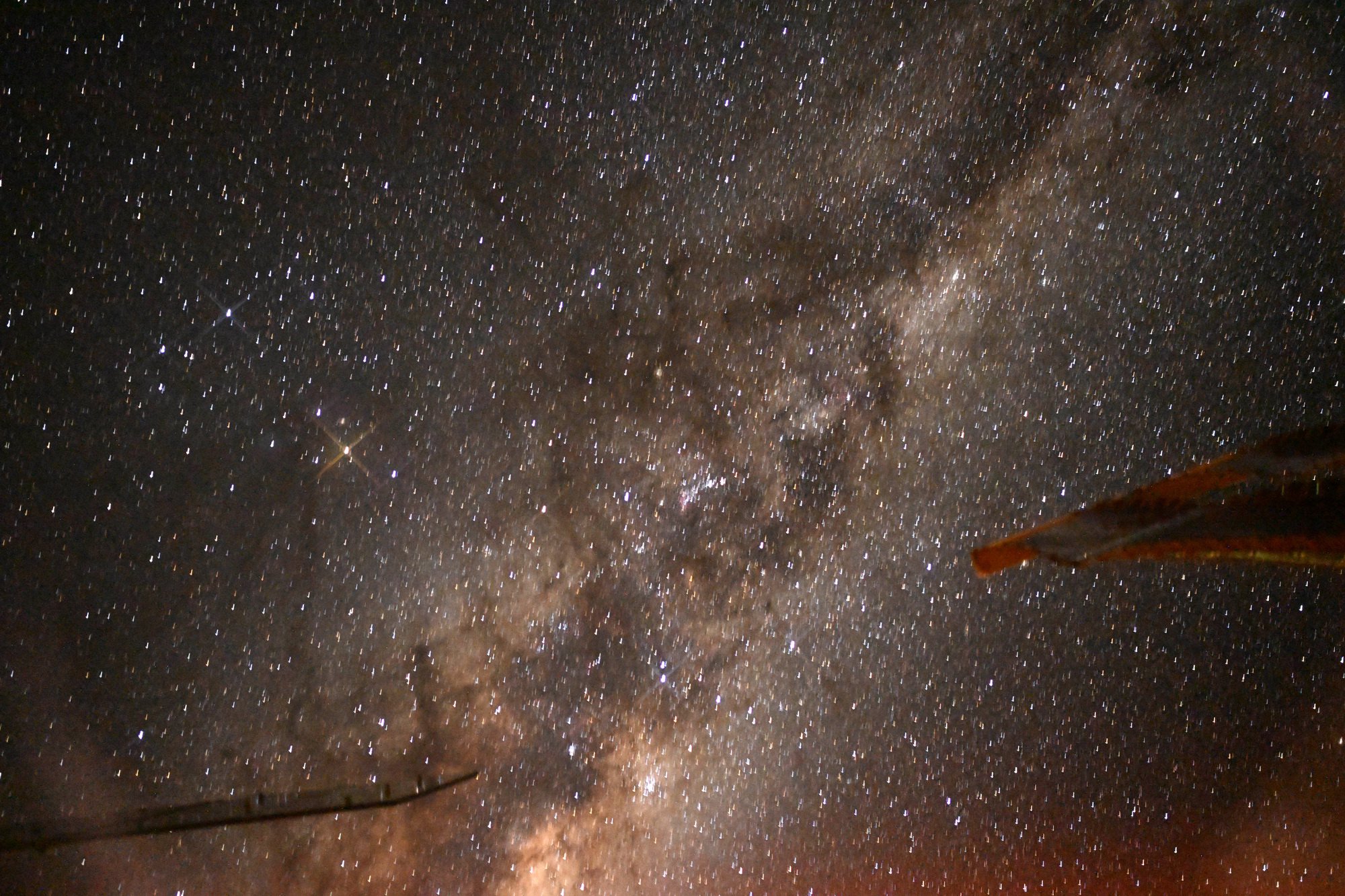 这是神舟十七号航天员唐胜杰在中国空间站拍摄的浩瀚宇宙。