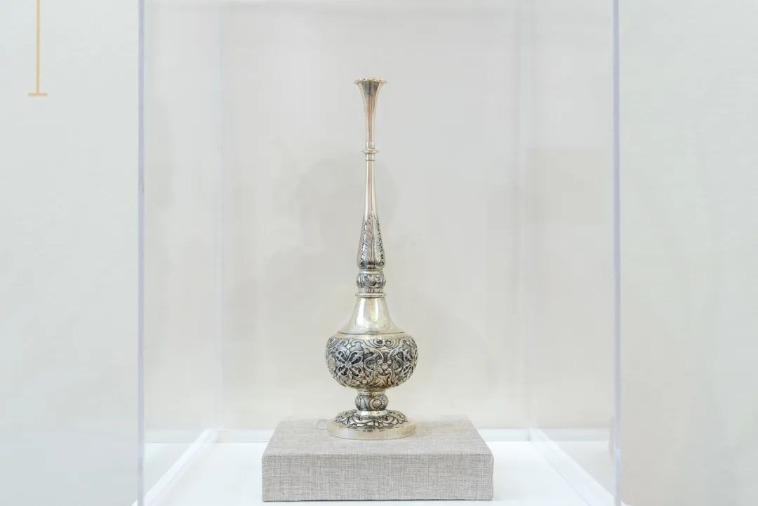 19世纪中期浮雕花卉纹长颈银花洒瓶