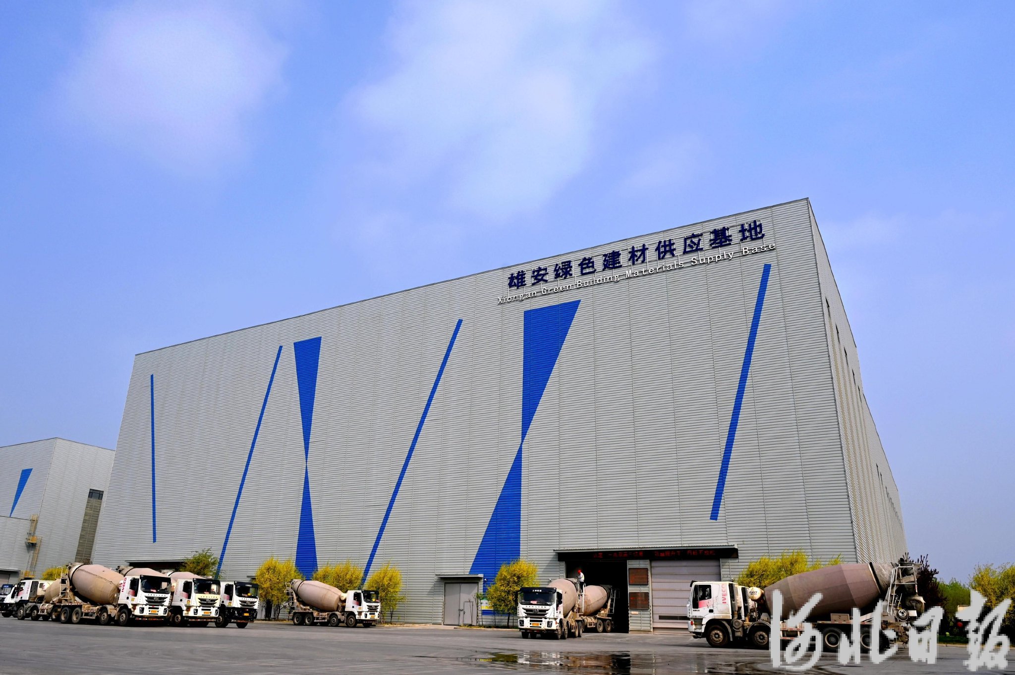4月12日,河北雄安容西混凝土有限公司厂区内,混凝土罐