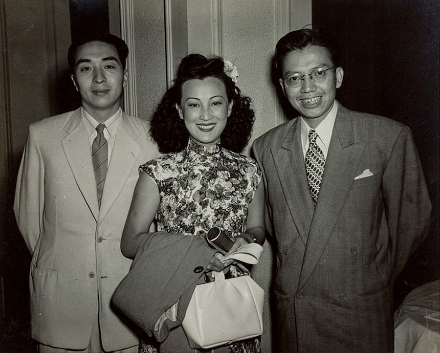 陈歌辛（左一）旅港时期与周璇合影，摄影佚名