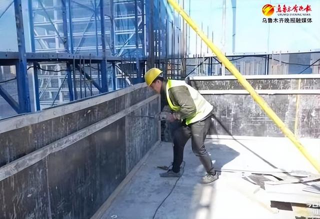 　　在经开区（头屯河区）高铁片区的乌鲁木齐绿谷国际商务区项目建设现场，工人正在对墙体施工。记者唐红梅摄
