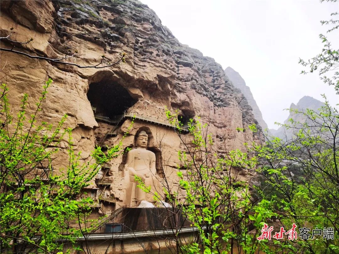 "同学们,这就是炳灵寺石窟,这里不仅是一座历史遗迹,也是黄河畔一处