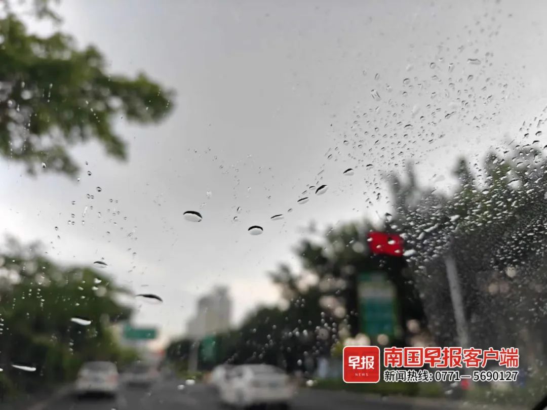 ▲4月19日下午，南宁市区下起了雨。南国早报全媒体记者 黄春荔摄