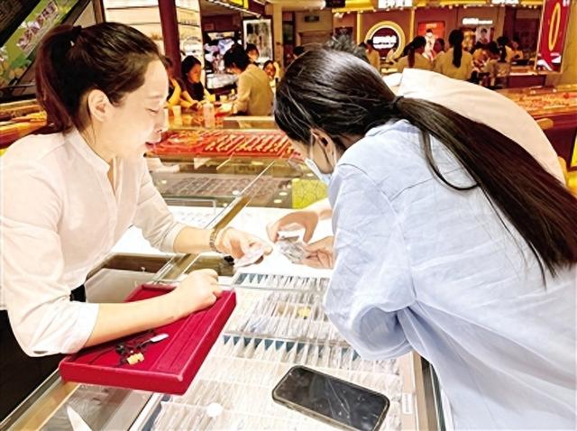 市民在银店选购银饰