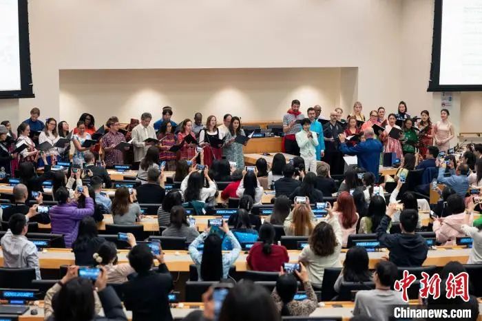 图为歌手周深与由不同国籍联合国职员组成的联合国合唱团共同演唱中文歌《等着我》。中新社记者 王帆 摄