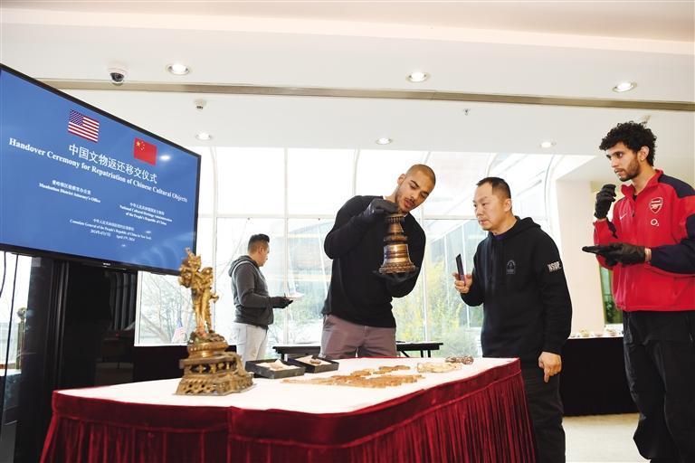 4月17日，在美国纽约中国驻纽约总领馆，工作人员点交中国流失文物艺术品。 □新华社照片