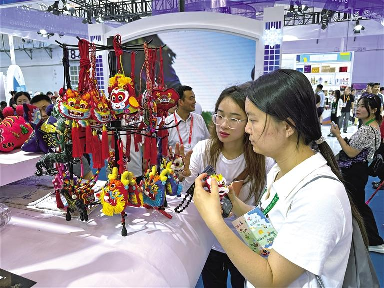 4月15日，在第四届中国国际消费品博览会陕西展区里，观展群众在挑选商品。
