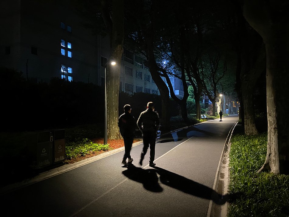 4月17日23时许，上海和平公园内有人在散步。澎湃新闻记者 陈悦 摄