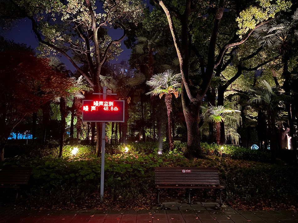 4月17日晚，上海和平公园夜景。澎湃新闻记者 陈悦 摄