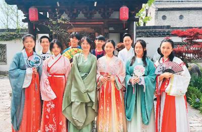 图为华裔青少年在郑州汲古瞻园艺术馆体验汉服。受访者供图