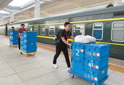 老挝宏阿伦快递公司工作人员将快递运至万象站，准备搭乘中老铁路列车发往北部城市孟赛。本报记者 孙广勇摄