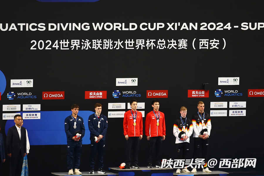 跳水世界杯男子双人10米台练俊杰搭档杨昊夺金