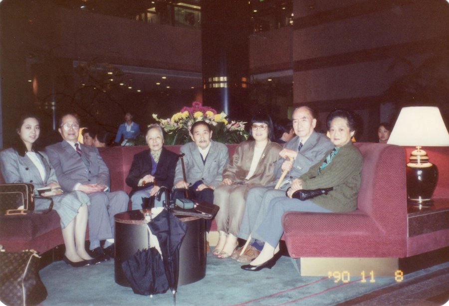 1990年11月8日，时代曲元老们在新锦江重聚，左起：黎芳、黎锦光、严折西夫妇、赵月英、严华夫妇，严半之供图
