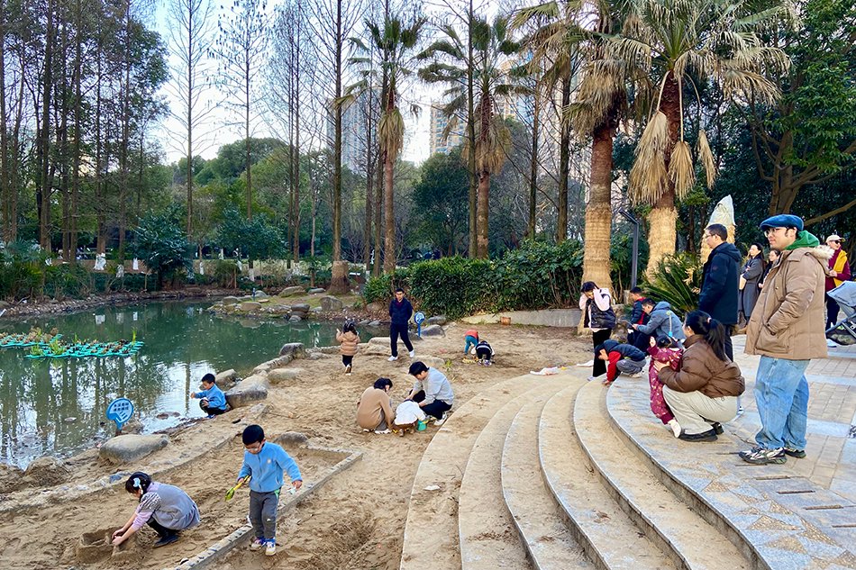 家长带着孩子到公园玩耍。澎湃新闻记者 陈悦 摄