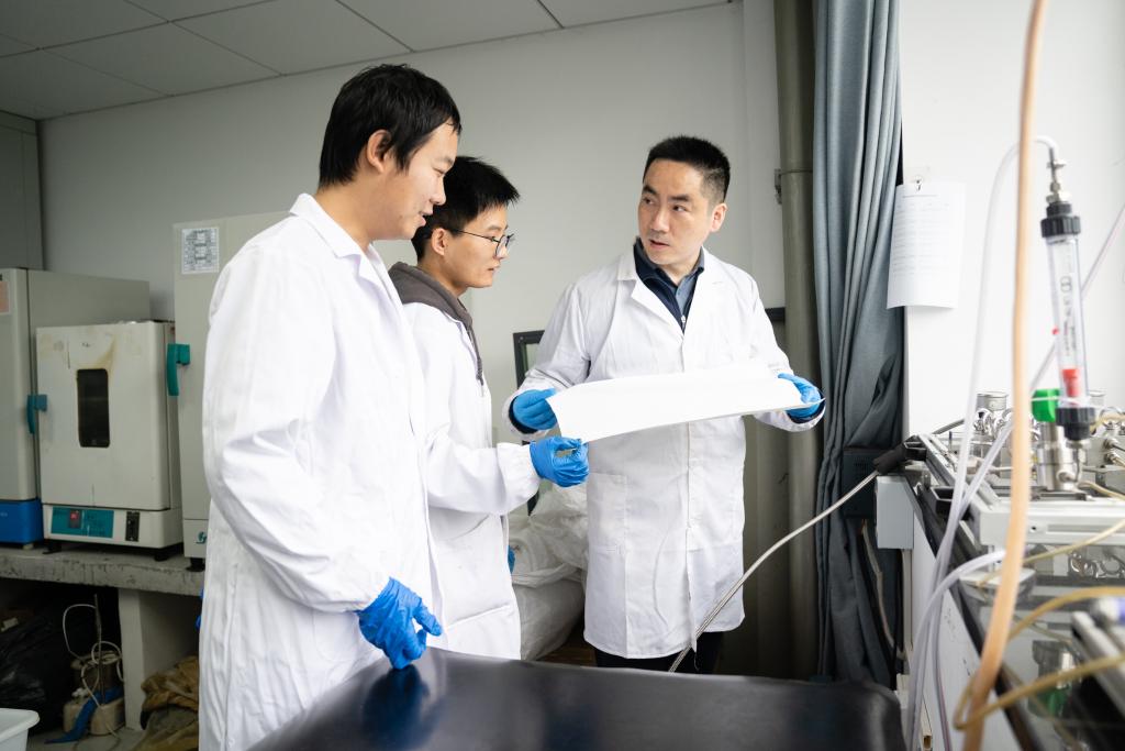4月17日，南京理工大学环境与生物工程学院张轩教授（右）和学生研究新型聚酯反渗透膜。（张俊 摄）