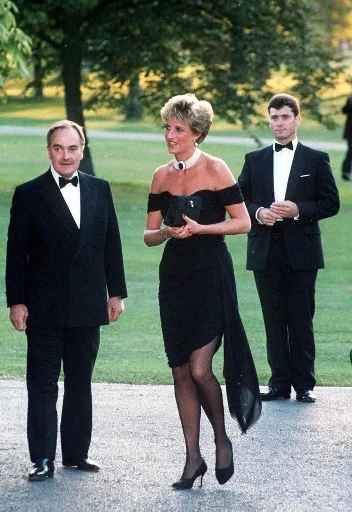 ▲1994年，戴安娜出席《名利场》活动（图1），《王冠》剧照（图2）