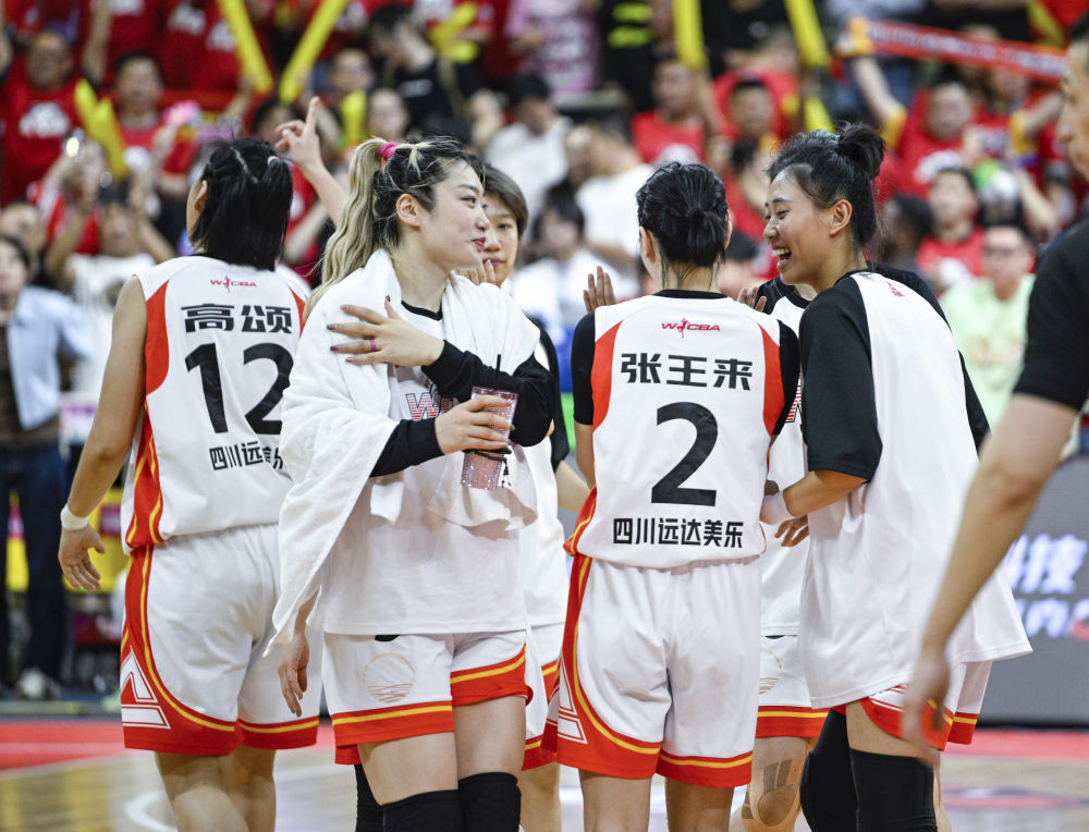 4月19日，四川队球员在比赛后庆祝胜利。新华社记者 王曦 摄