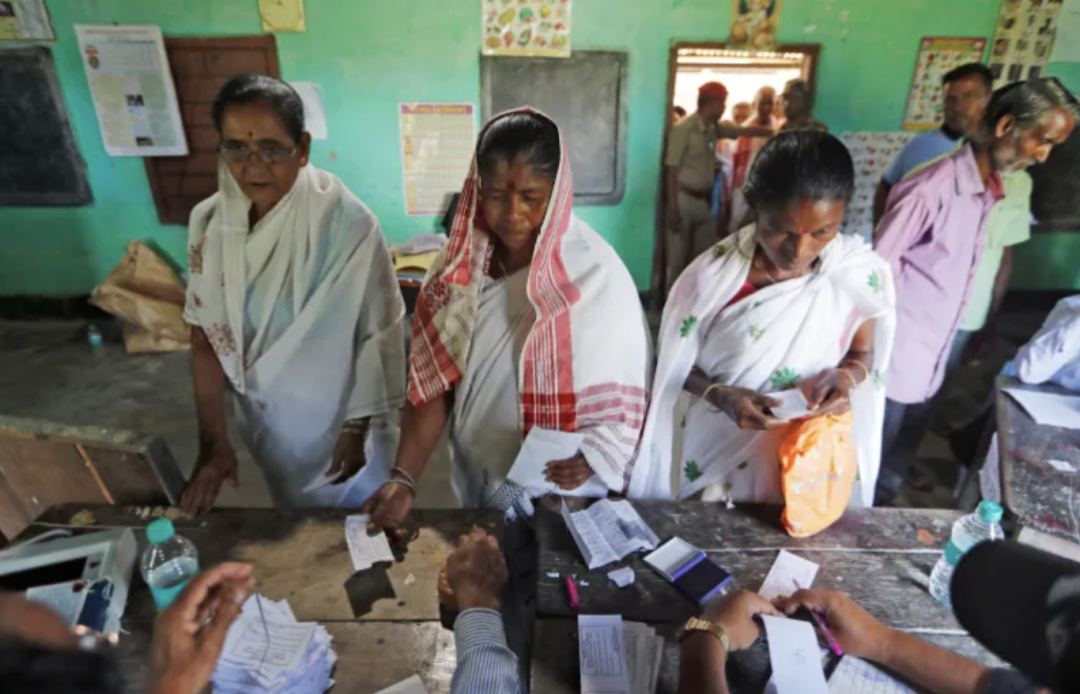 △印度妇女们前往投票站投票。（图源：社交媒体）