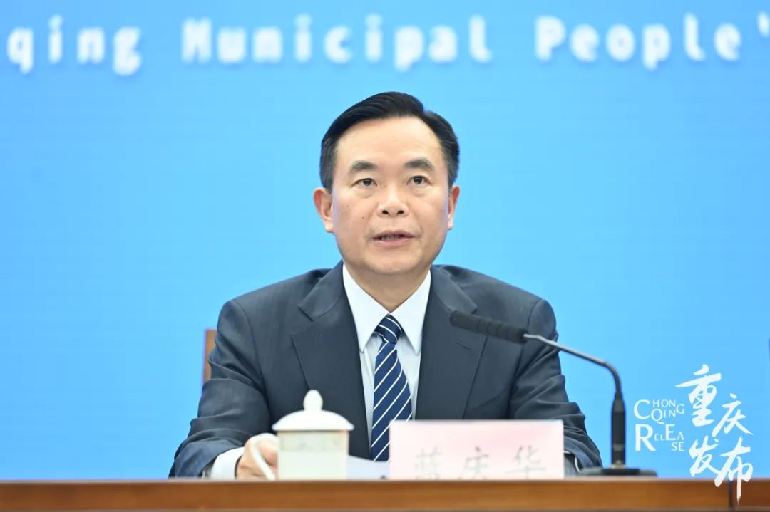 张 琼重庆市委宣传部副部长,市政府新闻办主任主持人:蓝庆华市经济