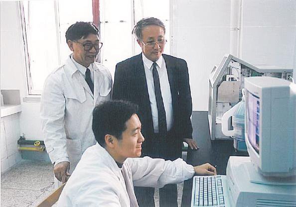 仁会生物首任首席科学家孙玉琨教授（后排右一）指导新药开发