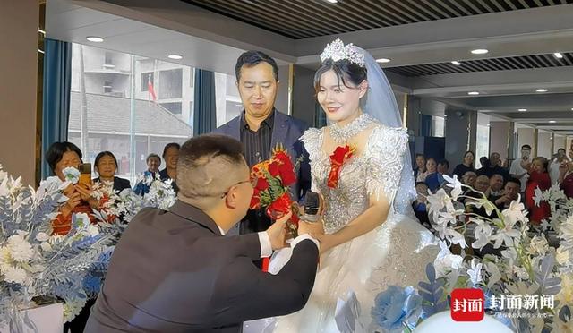 甘宇迎娶妻子郑萍.