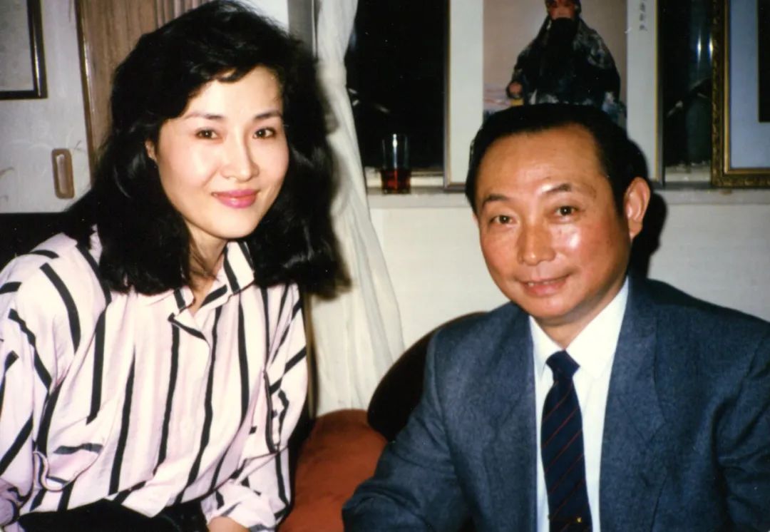 △一九八八年，魏海敏（左）在香港与梅葆玖先生会面。