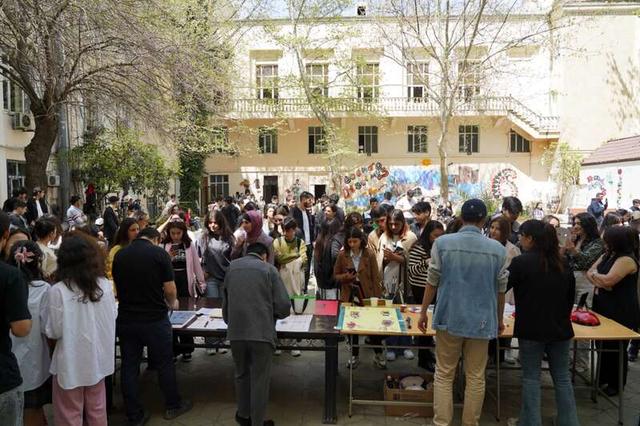 4月19日，巴库，阿塞拜疆语言大学孔子学院老师与学子们举办“春日中文开放麦”主题活动现场。阿塞拜疆语言大学孔子学院供图