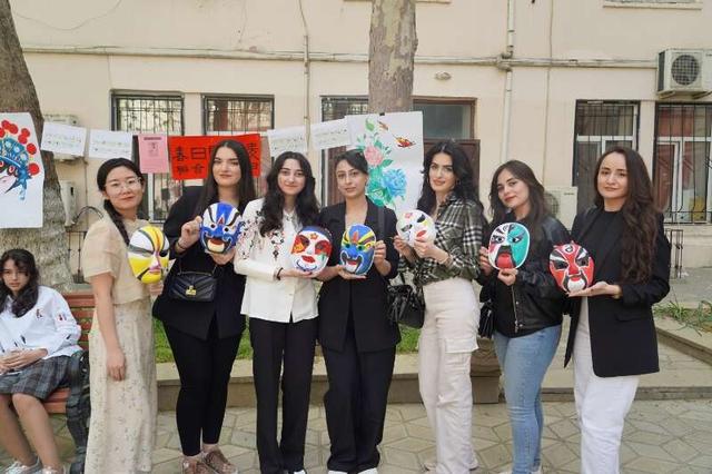 4月19日，巴库，阿塞拜疆语言大学孔子学院的学子们展示自己绘制的京剧脸谱。阿塞拜疆语言大学孔子学院供图