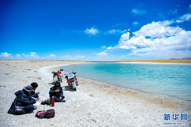 4月14日，野保员在色林错湖畔午休。新华网 旦增努布 摄