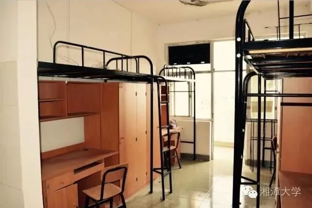 琴湖学生公寓室内上床下桌。湘潭大学微信公众号