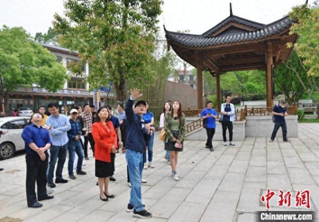 4月16日，台湾建筑师吴正隆正在向参访者介绍岭头集镇整治成效。中新社记者 吕明 摄
