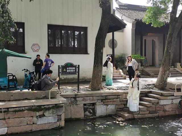 年轻人正身着汉服在同里古镇小桥流水的背景下拍照。中青报·中青网见习记者 谭思静/摄
