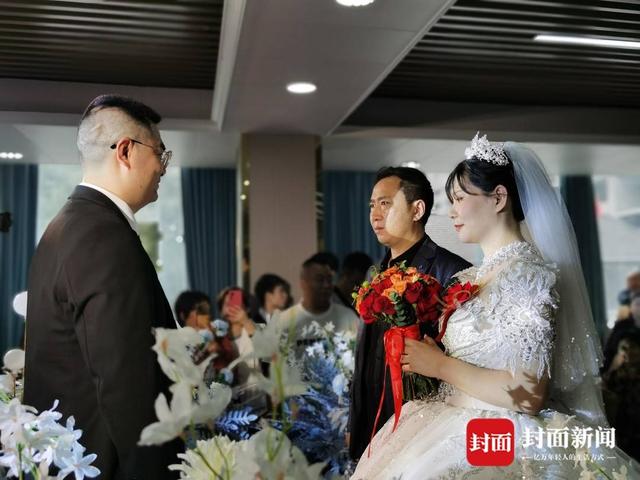 恋爱期间,两人每天晚上都要打视频聊天,"他们两个隔得远,一个在重庆