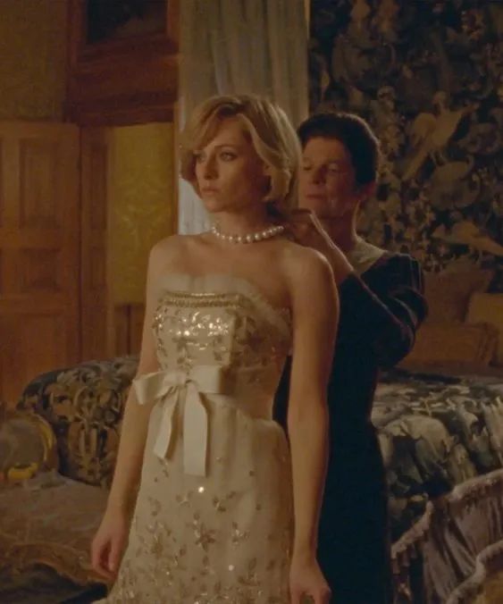 戴安娜穿黑裙,是对王室规训的"复仇";而女性欣赏这条裙子,则是迷恋