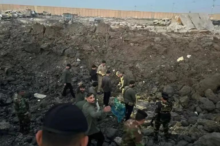 4月20日，伊拉克卡尔苏基地发生爆炸后，“人民动员组织”高级成员在现场视察。图自半岛电视台