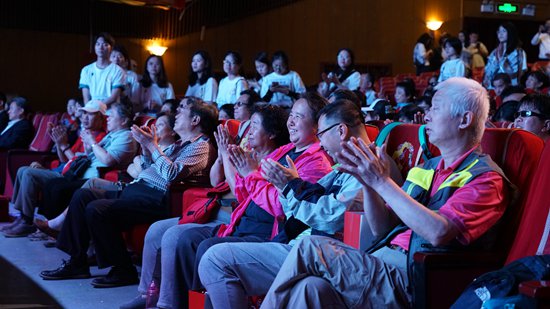     视障人士参加“光明影院”无障碍电影公益放映活动。受访者供图