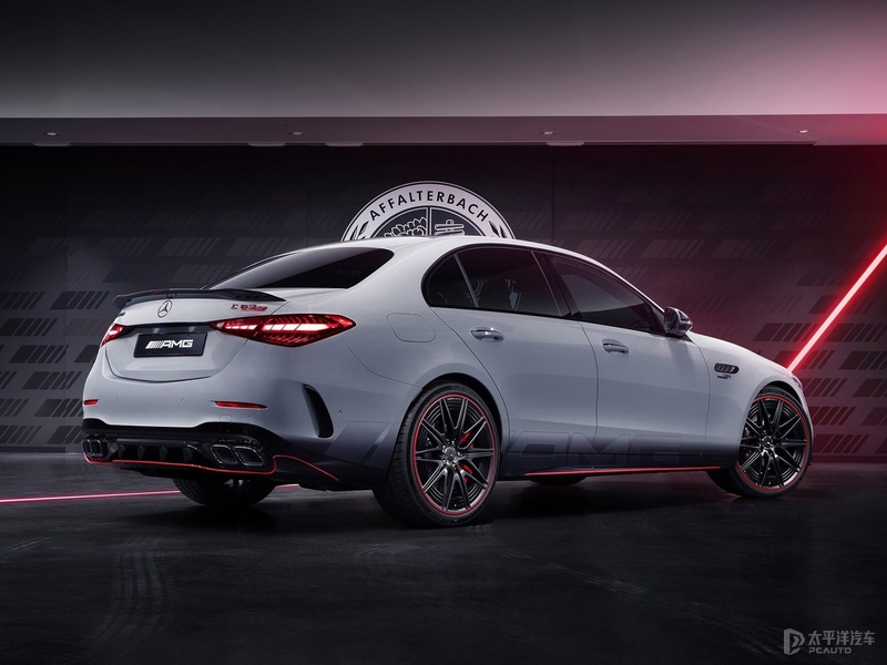 另外车身侧面有"turbo e performance"铭牌以及 f1 特别版专属拉花