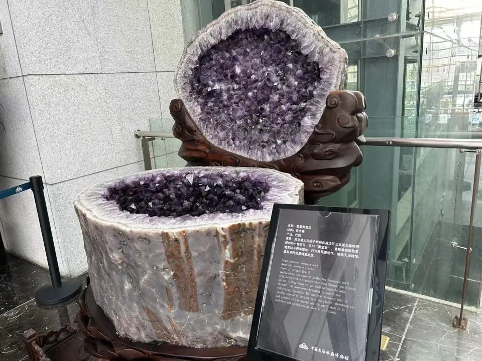东海水晶博物馆里摆的紫水晶，产地是巴西。（图/时代周报记者王晨婷）