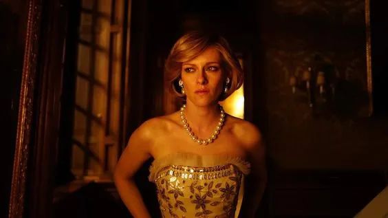 戴安娜穿黑裙,是对王室规训的"复仇";而女性欣赏这条裙子,则是迷恋