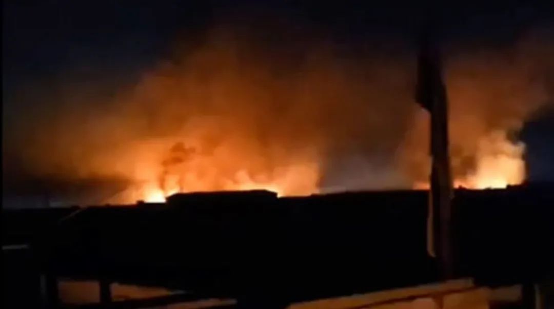 伊拉克巴比伦省一军事基地遇袭，现场发生爆炸。图源：CNN