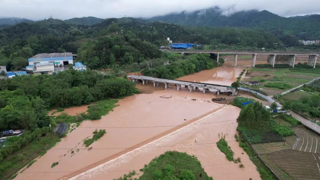 △20日，广西梧州，蒙山县湄江河，由于下雨河水上涨。