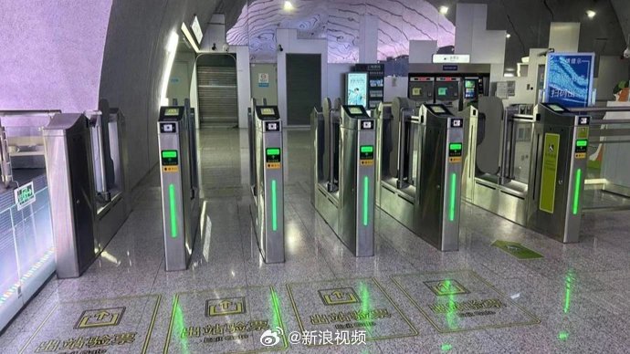 上海地铁闸机常开门首日:部分乘客有些不适应,跑步强闯会被拦|地铁_新浪新闻