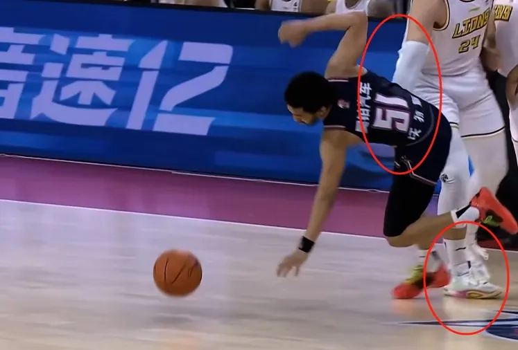 绊腿肘击伤人!季后赛变天,广东男篮喜讯